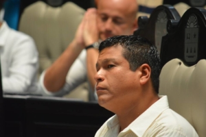 El diputado panista Fernando Zelaya observa cómo lleva a cabo la sesión, no vaya a haber mano negra.