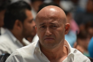 El exencargado del deporte de Cancún y ahora diputado priista José Luis González, está triste, como si hubiera perdido un campeonato.