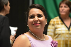 La panista Mayuli Martínez, sonríe por las ovaciones de la gente que se dio cita en el Congreso