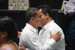 Caballeroso abrazo entre el priista Raymundo King y el panista y presidente de la Gran Comisión, Eduardo Martínez Arcila.