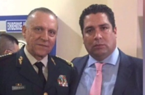 Jorge Brizuela se mete donde sea y se toma fotos como este con el general Cienfuegos para apantallar a políticos novatos como Carlos Joaquín 